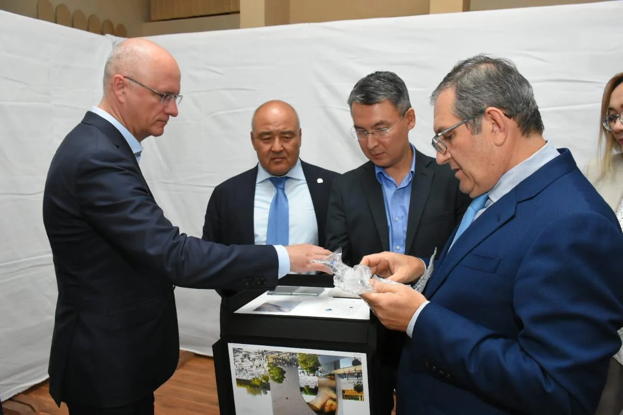 Обсуждение строительства туристического центра в Туркестане с заместителем Премьер-Министра Казахстана Р. Скляром и главой Туркестанской области, Умирзаком Шукеевым