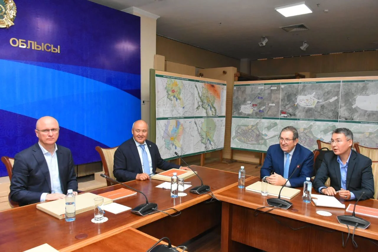 Обсуждение строительства туристического центра в Туркестане с заместителем Премьер-Министра Казахстана Р. Скляром и главой Туркестанской области, Умирзаком Шукеевым